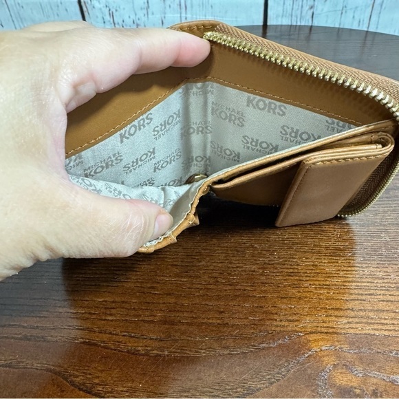 MICHAEL KORS monogram canvas zippered bifold wallet with gold hardwares EUC - Picture 8 of 11